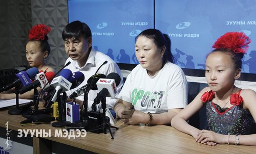 Ихэр охид “Аавдаа хайртай” хандивын тоглолт хийнэ